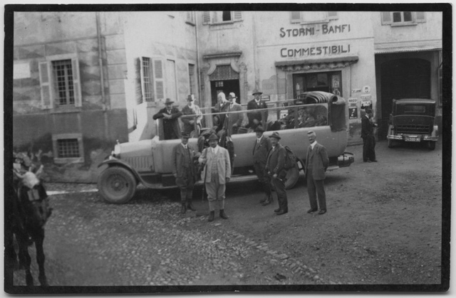 Gruppo di uomini davanti alla panetteria Banfi a Tesserete