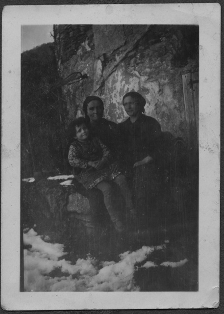 Ritratto di due donne con una bambina nel giardino della casa di Mario Bernasconi