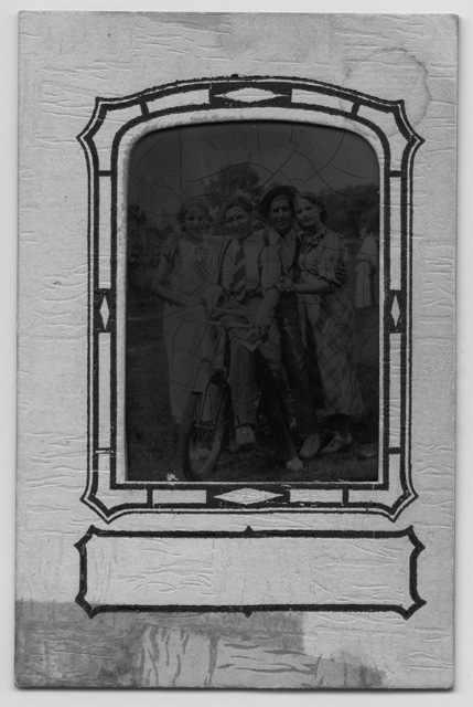 Due coppie in posa su un prato negli Stati Uniti