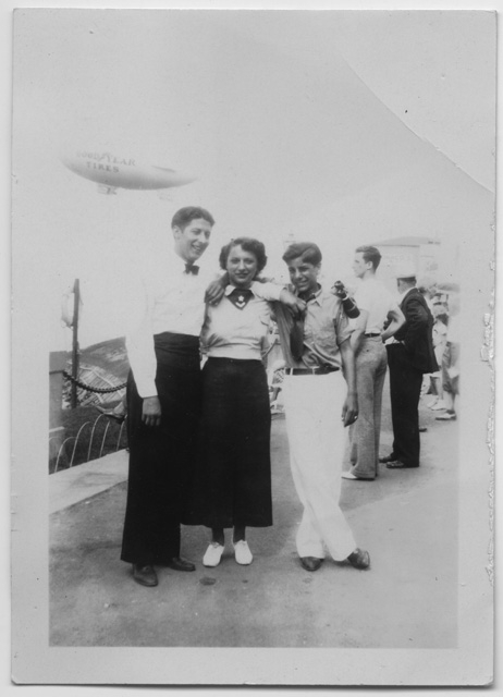 Angelo Rossini (a sinistra) in posa con due amici a Cleveland