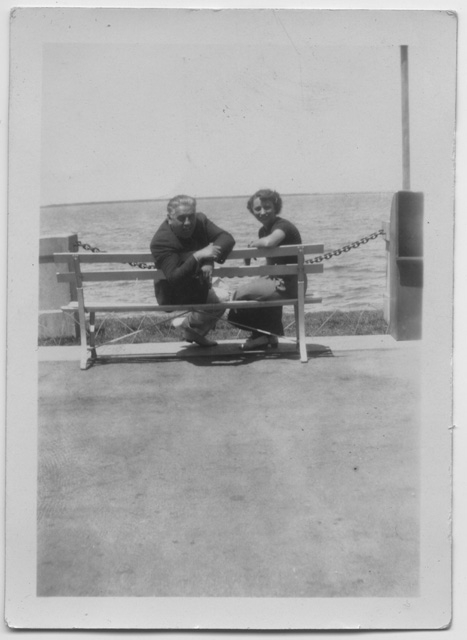 Coppia in posa su una panchina a Cleveland