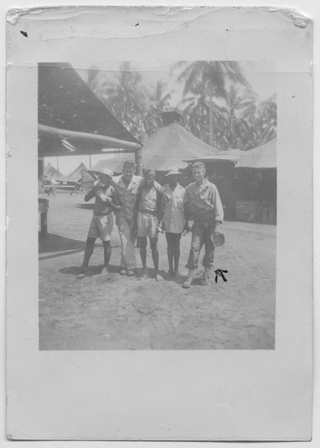 Uomini in posa in un accampamento militare