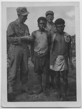 Soldati americani in posa con due nativi