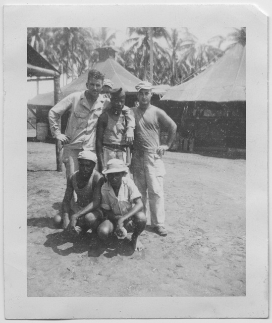 Militari in posa in un accampamento militare