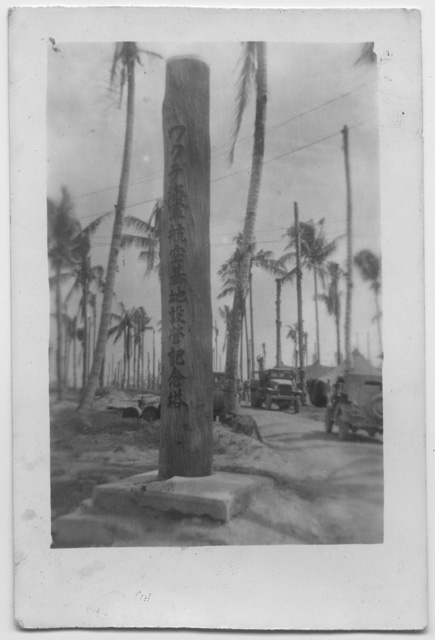 Un monumento commemorativo in un accampamento militare