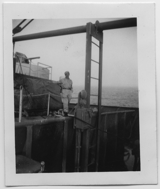 Soldato in posa su una nave della marina militare statunitense