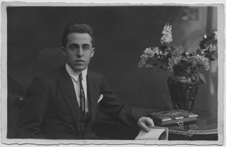 Ritratto di uomo seduto ad un tavolo