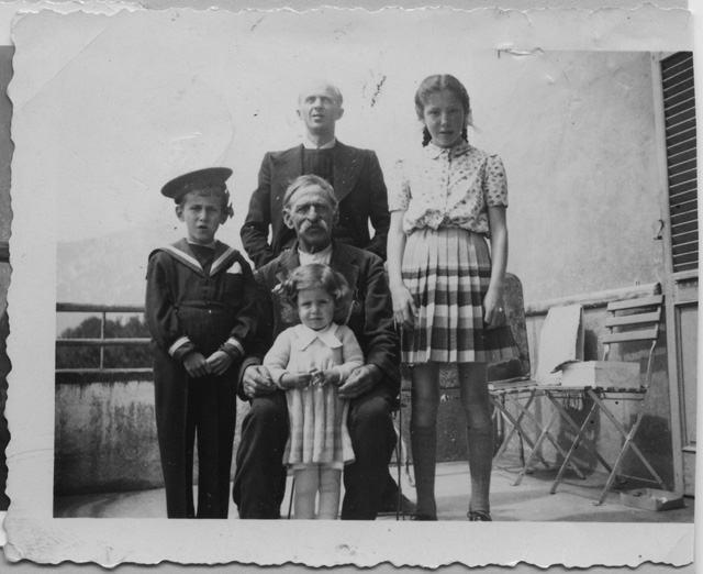 I Menghetti sulla terrazza della trattoria di famiglia a Bigorio