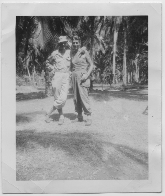 Due militari in posa