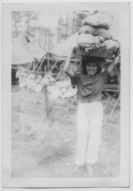 Ragazza con cesto del bucato a Baguio