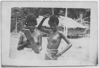 Ritratto di due ragazze della Nuova Guinea in posa con uno specchio