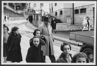 Soldato in posa con quattro ragazze della Nuova Guinea