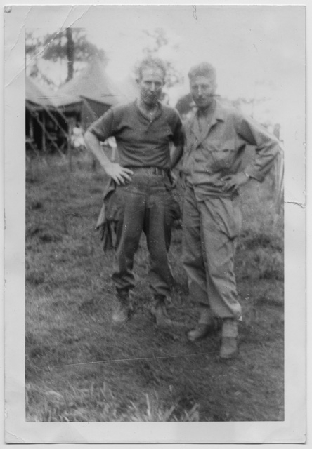 Due militari in posa