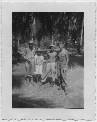 Angelo Rossini in posa con dei nativi nelle Filippine