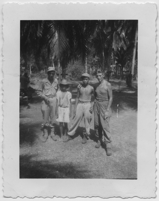 Angelo Rossini in posa con dei nativi nelle Filippine