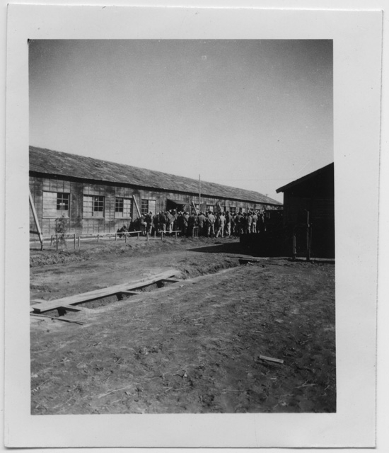 Gruppo di soldati radunati in un campo militare