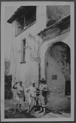 Mario e Irma Bernasconi brindano con un'amica