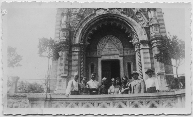 Ritratto di gruppo davanti al portale della Chiesa di Sant'Antonio a Vaglio