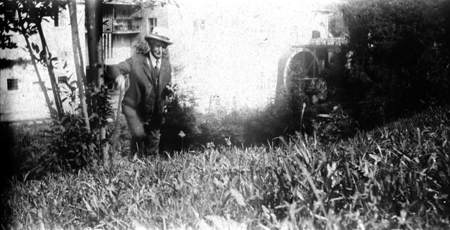 Uomo davanti al mulino Scalmanini a Tesserete