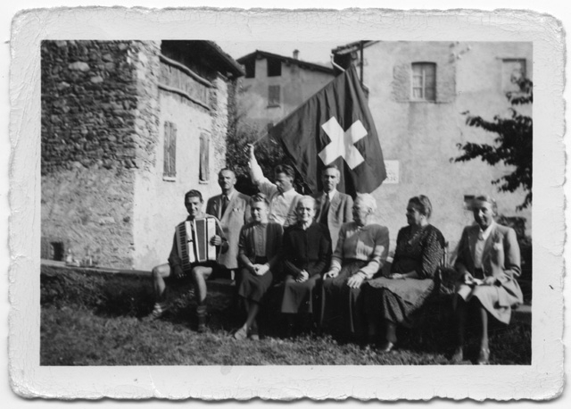 Gruppo di ospiti della pensione Mignon "Ca di Còcc" a Lugaggia