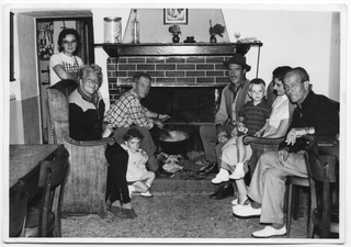 Gruppo di persone davanti al camino Al Ritrovo a Gola di Lago