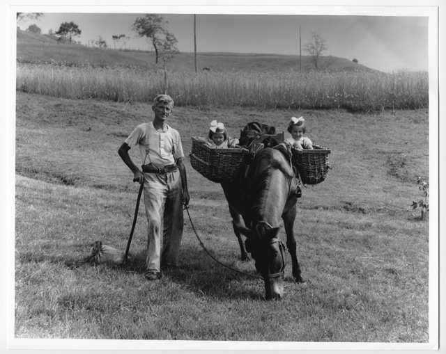 Giovanni Stampanoni "Pasin" con le nipotine a Condra