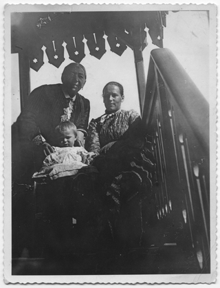 Donne sulla scala di casa Quirici