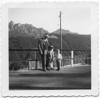 Giovanni Quirici con dei bambini davanti ad un belvedere a Bidogno