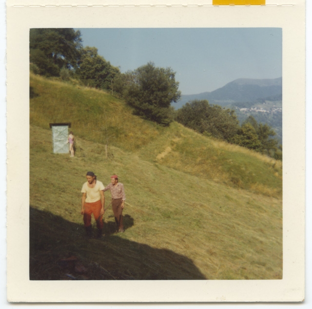 Due uomini al lavoro nei campi a Bidogno