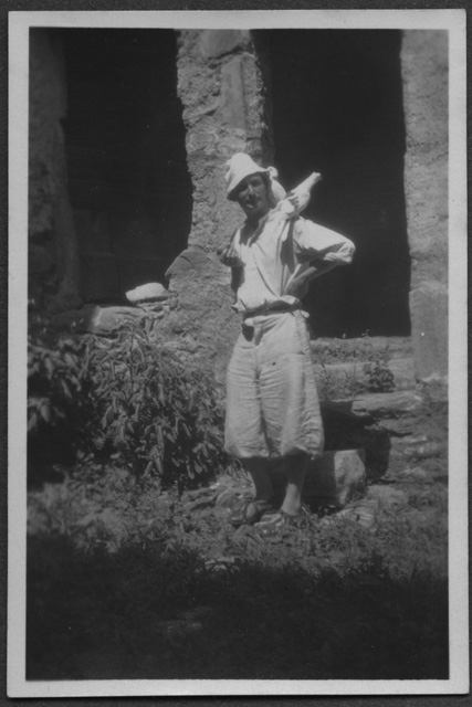 Mario Bernasconi in giardino
