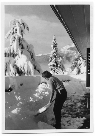 Regina Schmid mentre spala la neve