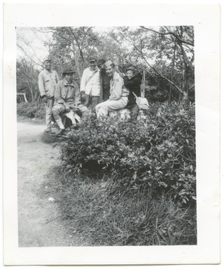 Angelo Rossini in posa con dei commilitoni in Giappone