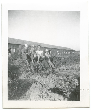 Uomini seduti in un campo militare in Giappone
