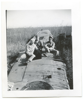 Soldati in posa sopra l'ala di un aereo