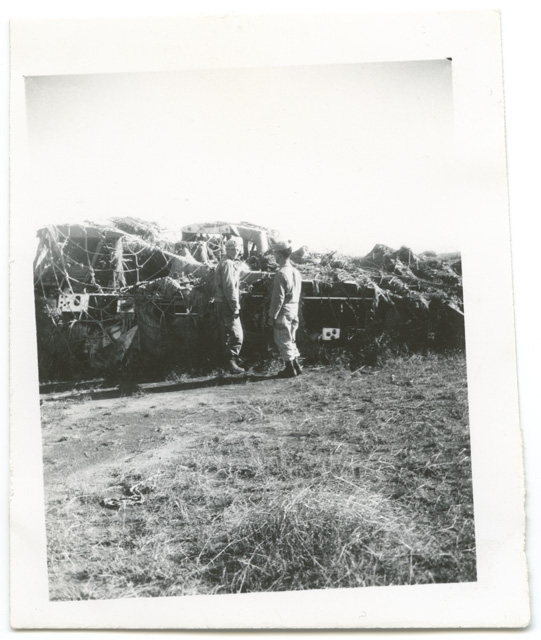 Soldati davanti a dei cingolati