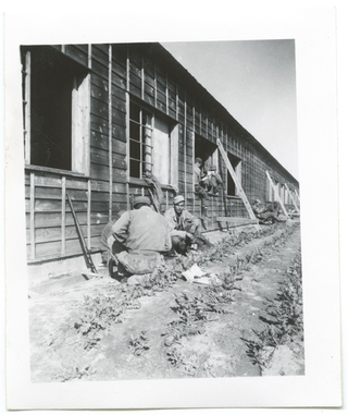 Soldati a riposo in un campo militare