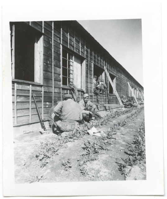 Soldati a riposo in un campo militare