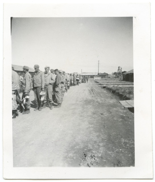 Soldati in attesa dell'imbarco su una nave in Giappone