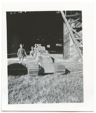 Soldati in posa con un cingolato in Giappone