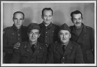 Militari il giorno della restituzione della divisa