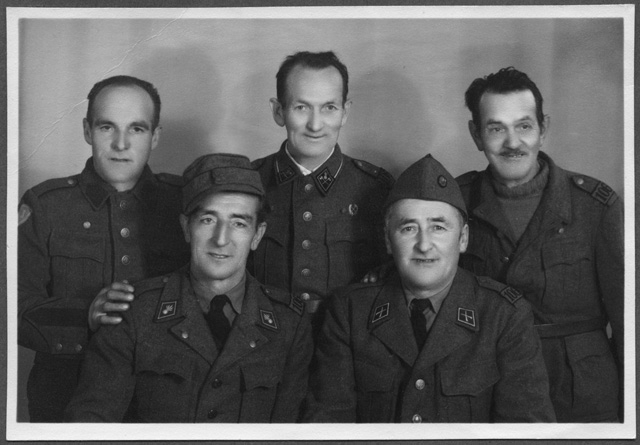 Militari il giorno della restituzione della divisa