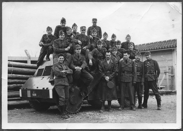 Soldati in posa con un furgone militare a Berna