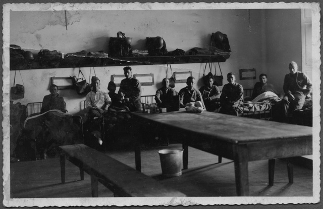 Gruppo di soldati in un dormitorio