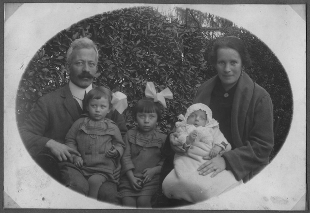 Ritratto della famiglia Gianola in giardino