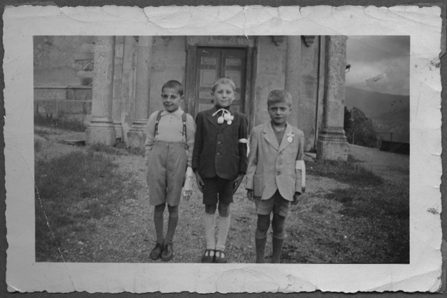 Tre bambini in posa in occasione della Prima Comunione