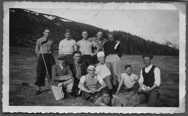 Gruppo di giovani al Pian Sótt per una partita di calcio