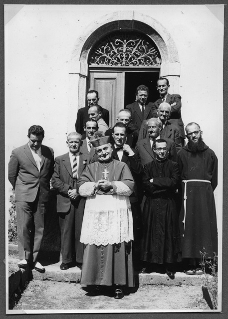 Monsignor Angelo Jelmini con un gruppo di fedeli a Bidogno