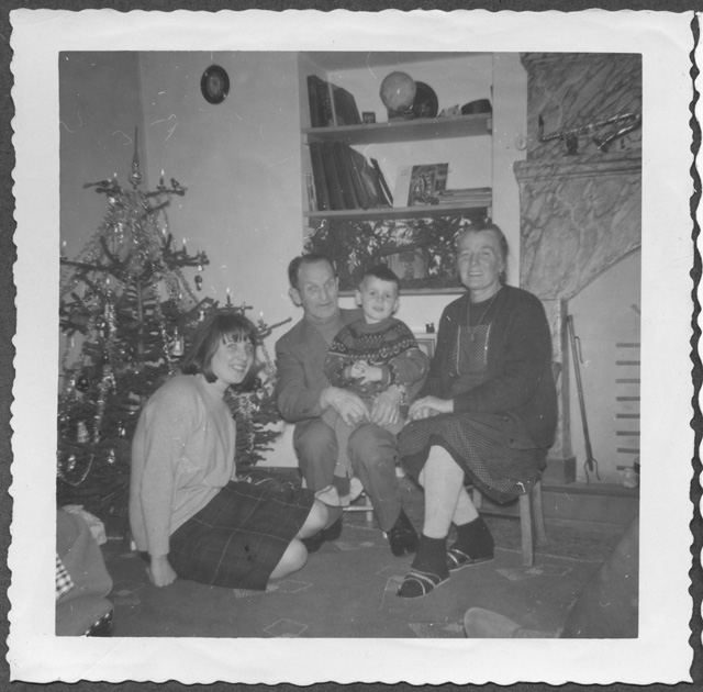 Famiglia Quirici in posa davanti all'albero di Natale