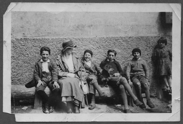 Gruppo sopra a una panca sulla piazza di Bidogno