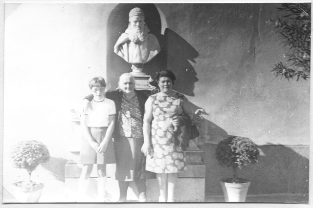 Maria Gianini con la figlia Lucia e la nipote davanti a un busto